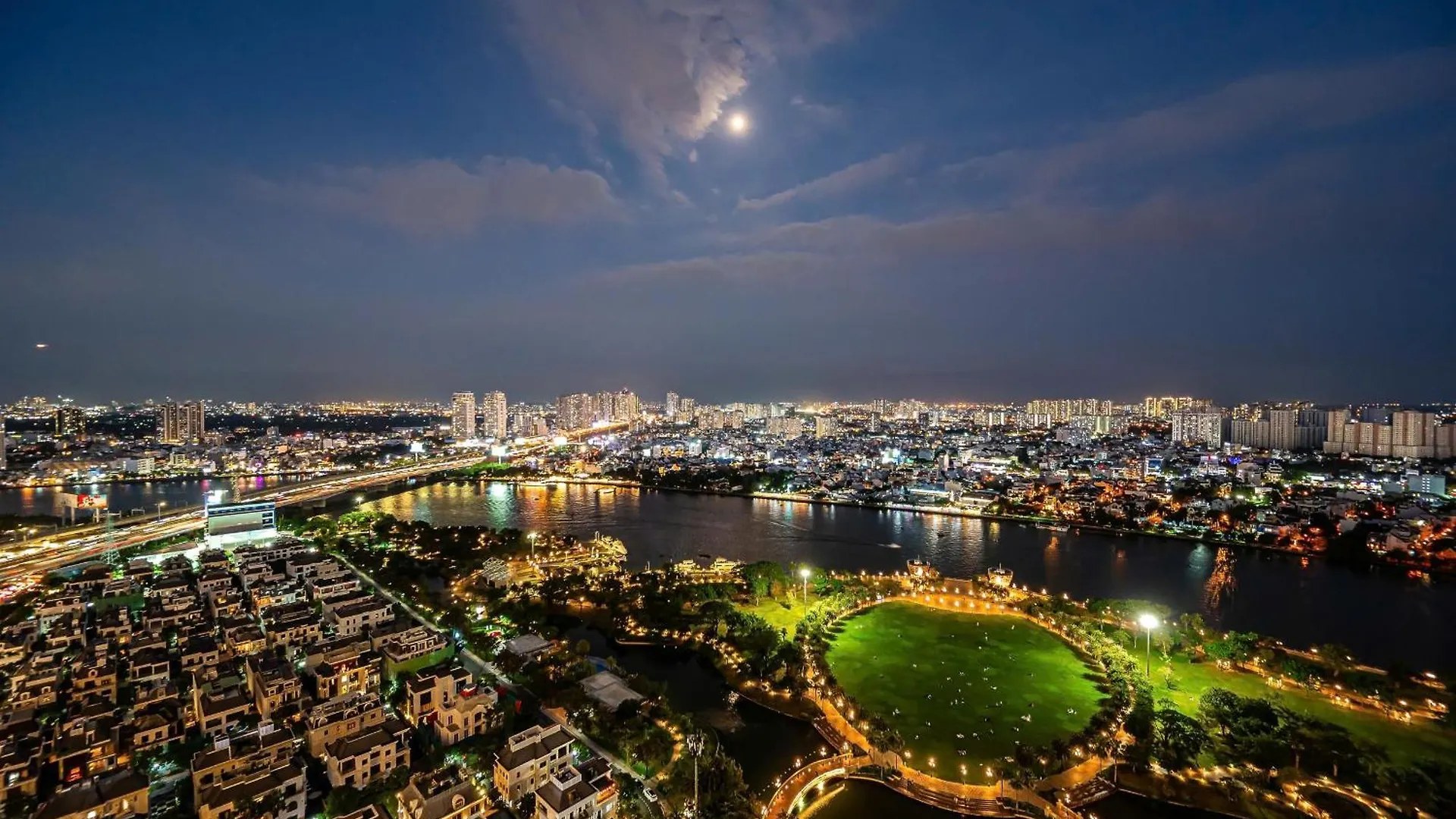 Luxury Apartment At Vinhomes Central Park ホーチミン市